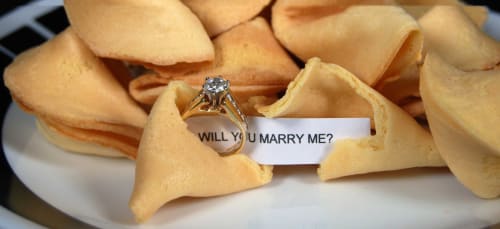 fortune cookies lamaran anti mainstream dengan makanan scaled - Siapa Bilang Makanan Cuman Bisa Ngenyangin Perut? Makanan Juga Bisa Buat Kekasih Langsung "Say Yes" Loh!!