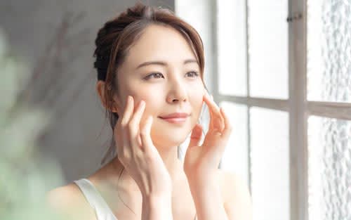 Gunakan Moisturizer - 10 Rahasia Perawatan Kulit Cantik ala Jepang