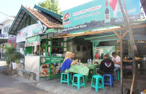 Kupat Tahu Gempol - 15 Menu dan Tempat Makan Ikonik di Bandung