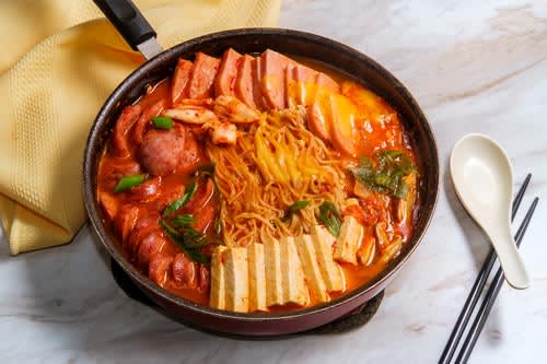 Budae Jjigae - 22 Makanan Korea Yang Paling Wajib Dicoba