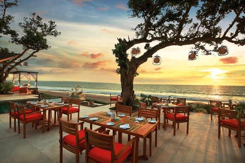 Kunjungi Restoran Tepi Pantai - 12 Tips Rencana Kencan Malam Minggu Ke Pantai