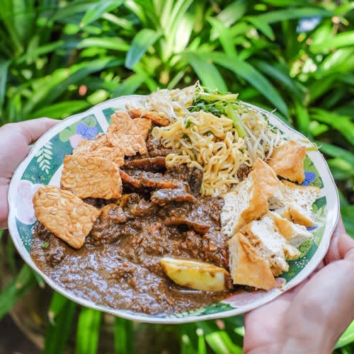 Rujak Cingur Ahmad Jais - 15 Menu dan Tempat Makan Ikonik di Surabaya
