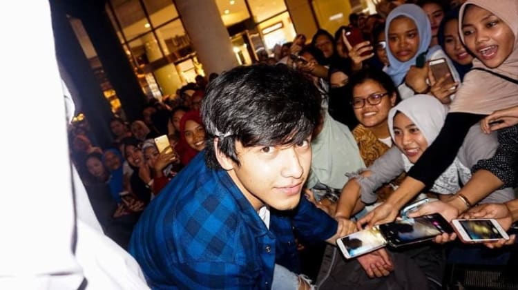 foto jefri nichol bareng fans wanita - Biodata Jefri Nichol (Dear Nathan), Lengkap dengan Profil dan Foto Terbarunya