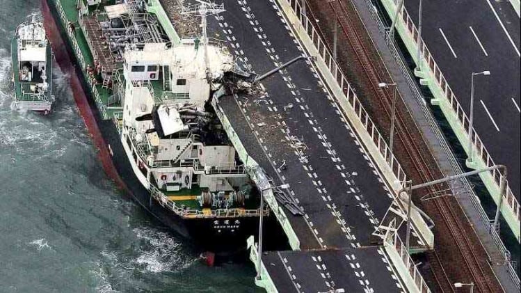 kapal tangker menabrak dan menghancurkan jemabatan shikoku honshu - Mengerikan! Dahsyatnya Topan Jebi Jepang Membuat Mobil dan Rumah Beterbangan