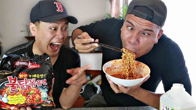 makan mie instan - Fakata Air Rebusan Mie Instan, Harus Diganti atau Tidak??