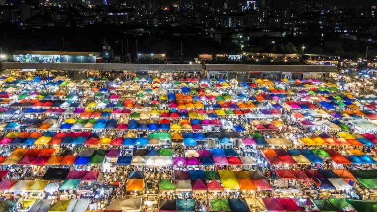 Rot Fai Market min - Wow!! Meriahnya Suasana Pasar malam di Dunia