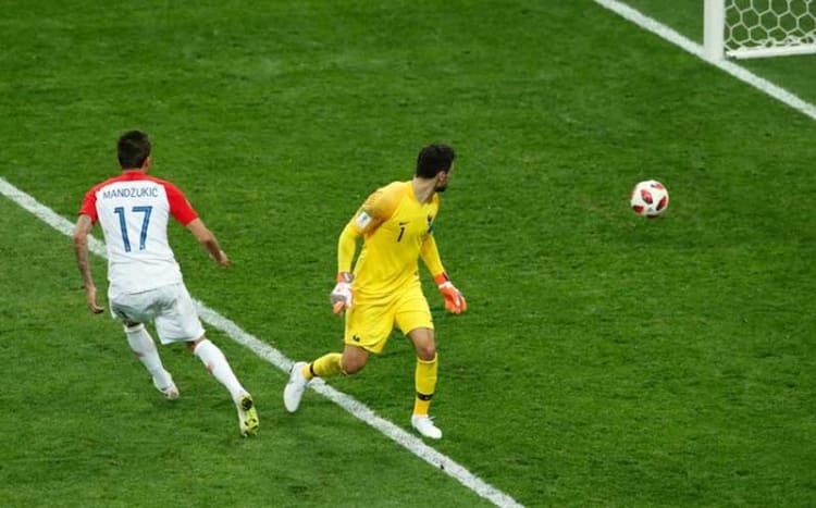 blunder kiper prancis gol mudah kroasia - Perancis, Juara Piala Dunia 2018 Setelah Menang 4 - 2 Atas Kroasia