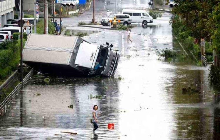 truk terguling dan banjir akibat topan jebi jepang - Mengerikan! Dahsyatnya Topan Jebi Jepang Membuat Mobil dan Rumah Beterbangan