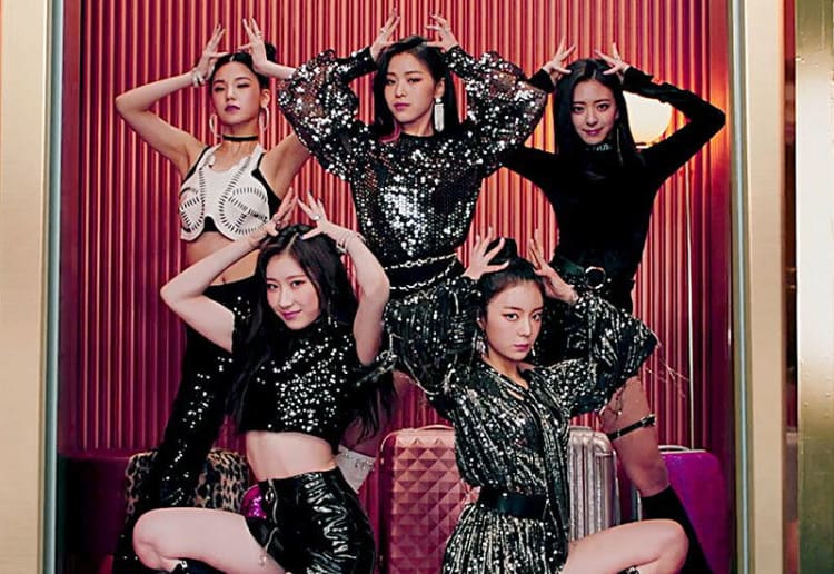 Lirik Lagu ITZY “달라달라(DALLA DALLA)” – Hangul, Latin, English, Arti dan Terjemahan Indonesia