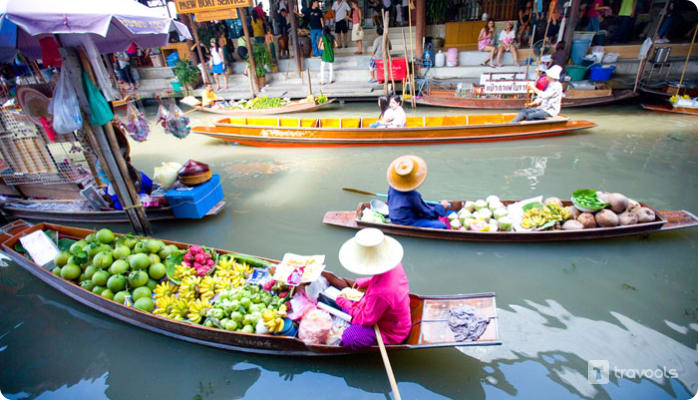vender selling fruits at pattaya floating market