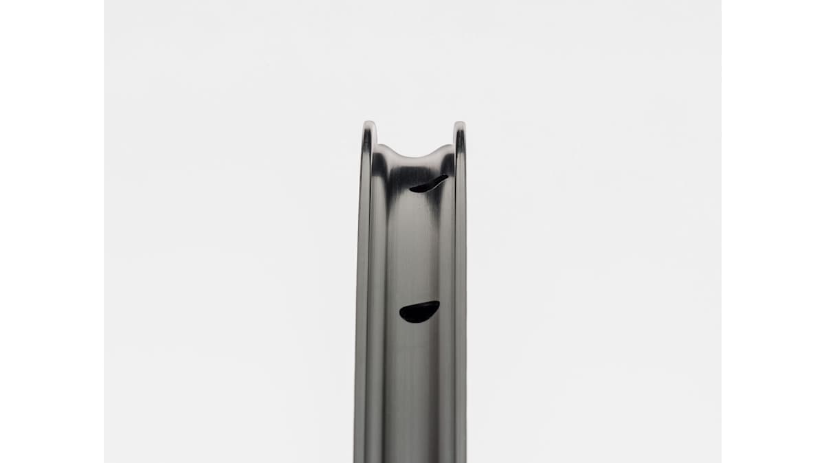 Bontrager Paradigm Comp TLR Disc Road Wheel - Trek Bikes