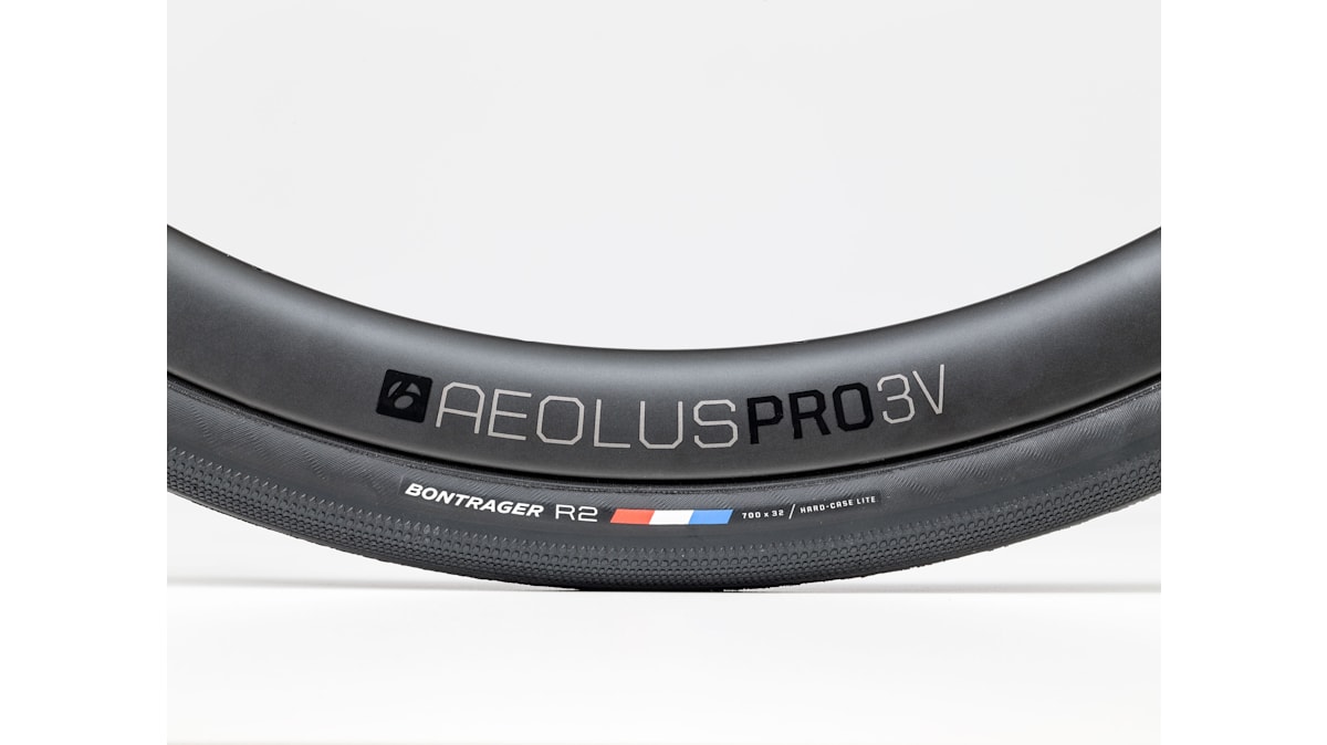ボントレガー R2 Hard-Case Lite ロード タイヤ - Trek Bikes (JP)