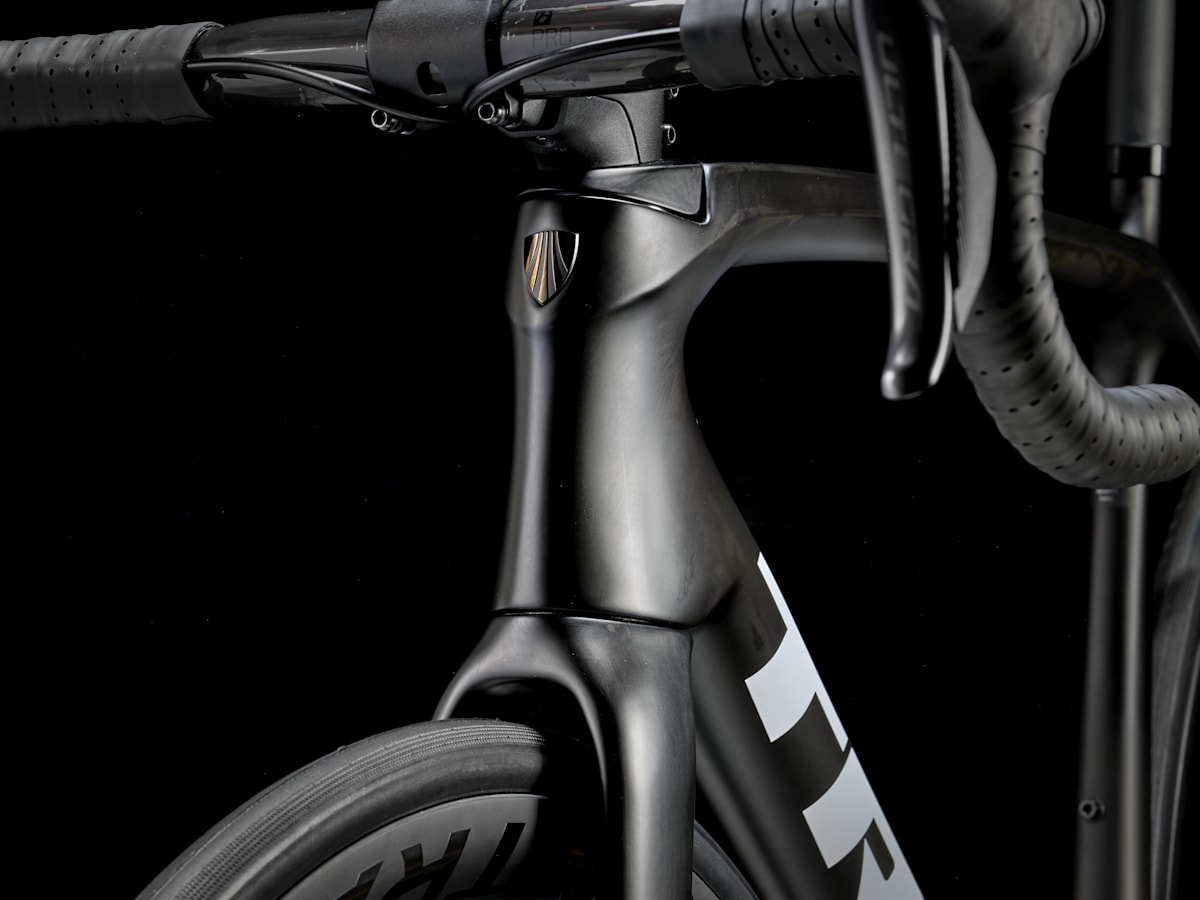 カーボンフロントフォーク TREK EMONDA SL7 OS テーパーコラム Émonda SL 7 - Trek Bikes (JP)