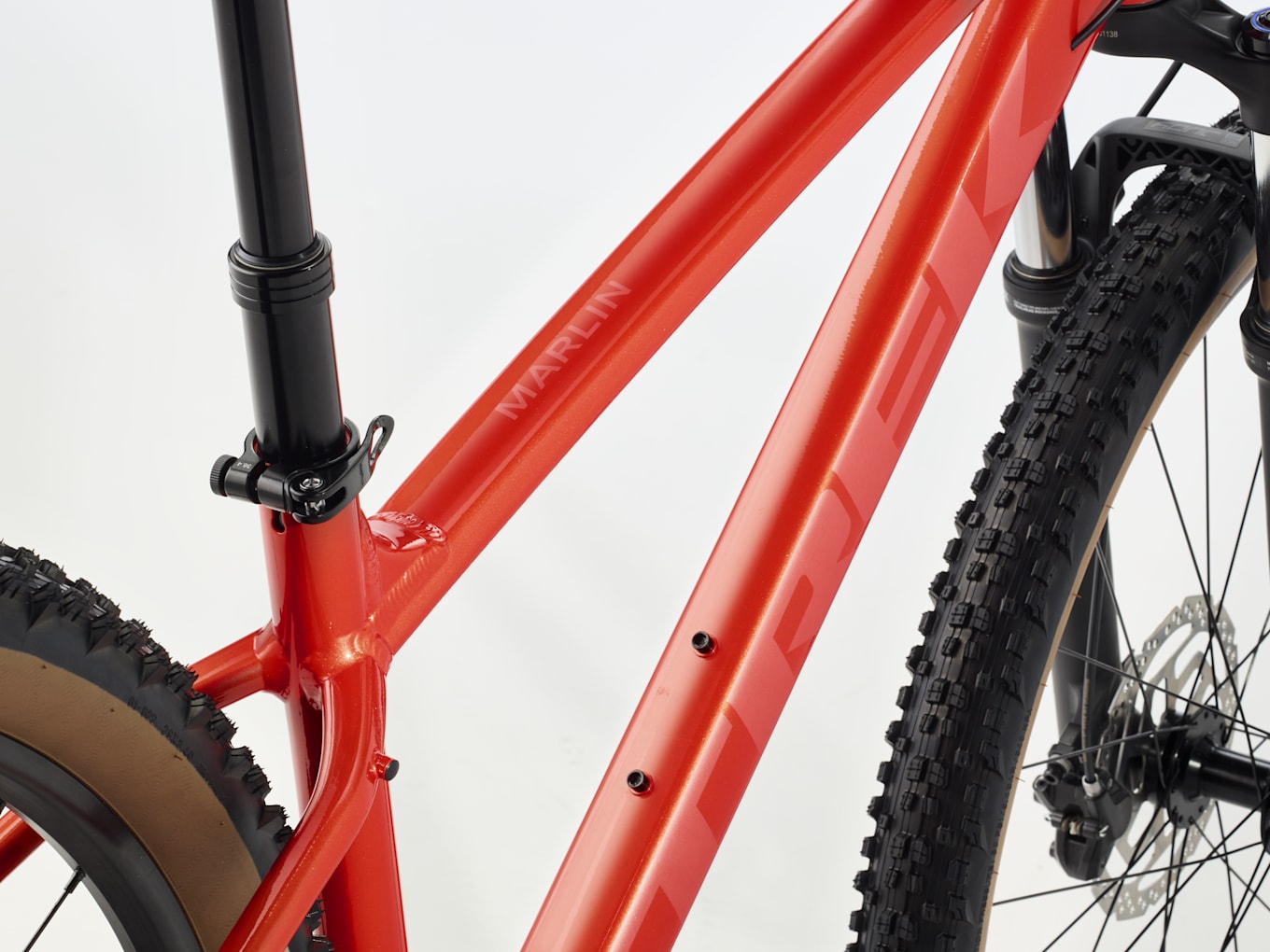 Detail teleskopické sedlovky na kole Trek Marlin 6