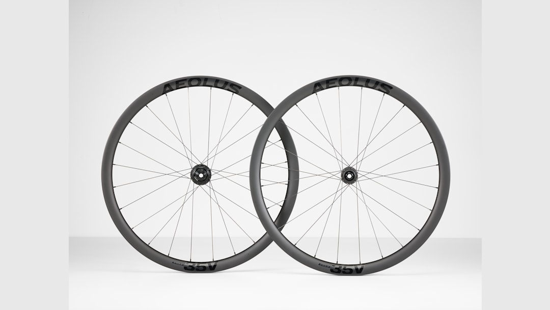 Bontrager Aeolus Elite 35V TLR Disc Road Wheel - Trek Bikes