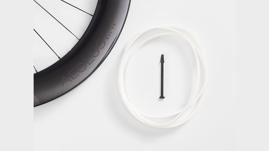 BONTRAGER AEOLUS RSL 75 完組ホイール Bontrager Aeolus RSL 75 TLR Disc Road Wheel - Trek Bikes