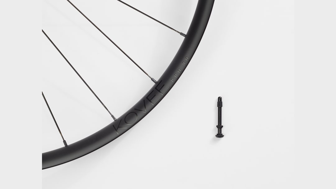 BONTRAGER KOVEE TLR 29er ホイール　DEOREスプロケ Bontrager Kovee Pro 30 TLR Boost 29 MTB Wheel - Electra Bikes