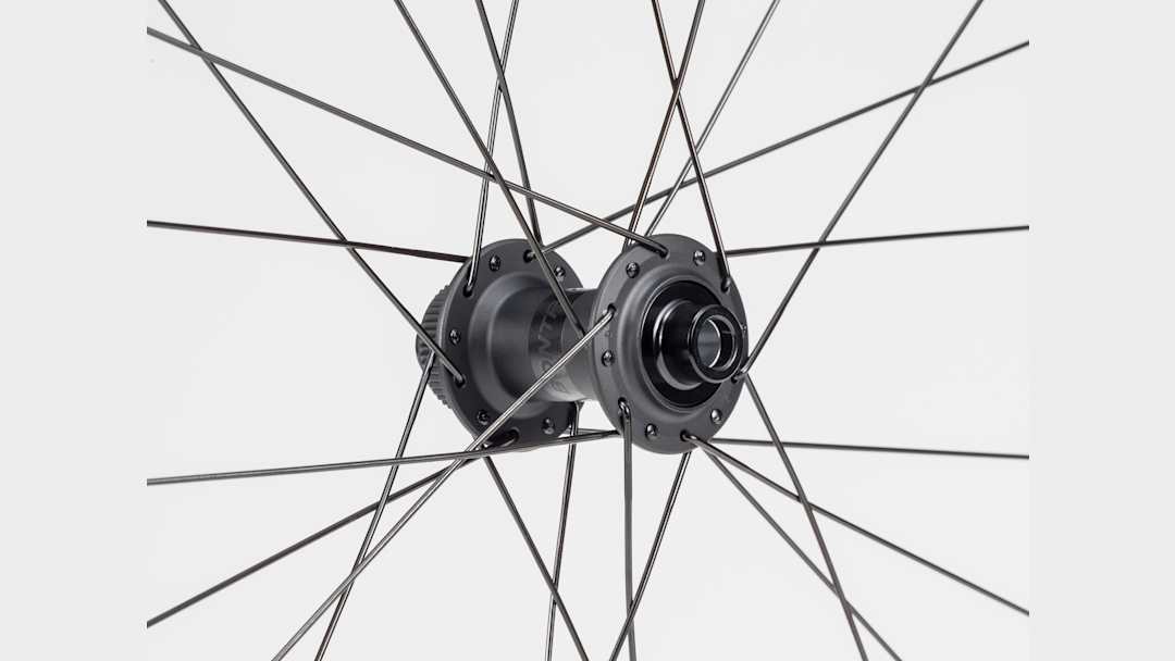 Bontrager Paradigm Comp 25 TLR Disc Road Wheel - Trek Bikes