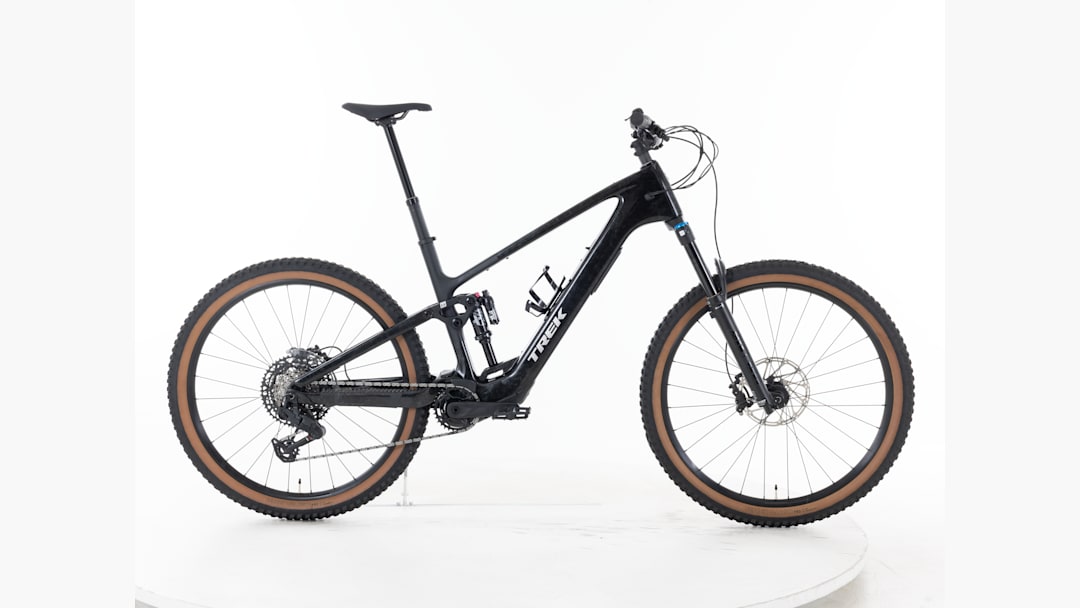 trek.bicycle Trek Madone SL 5 Gen 8 Procaliber 6 is a cross Roscoe 7 Gen 4, Buff