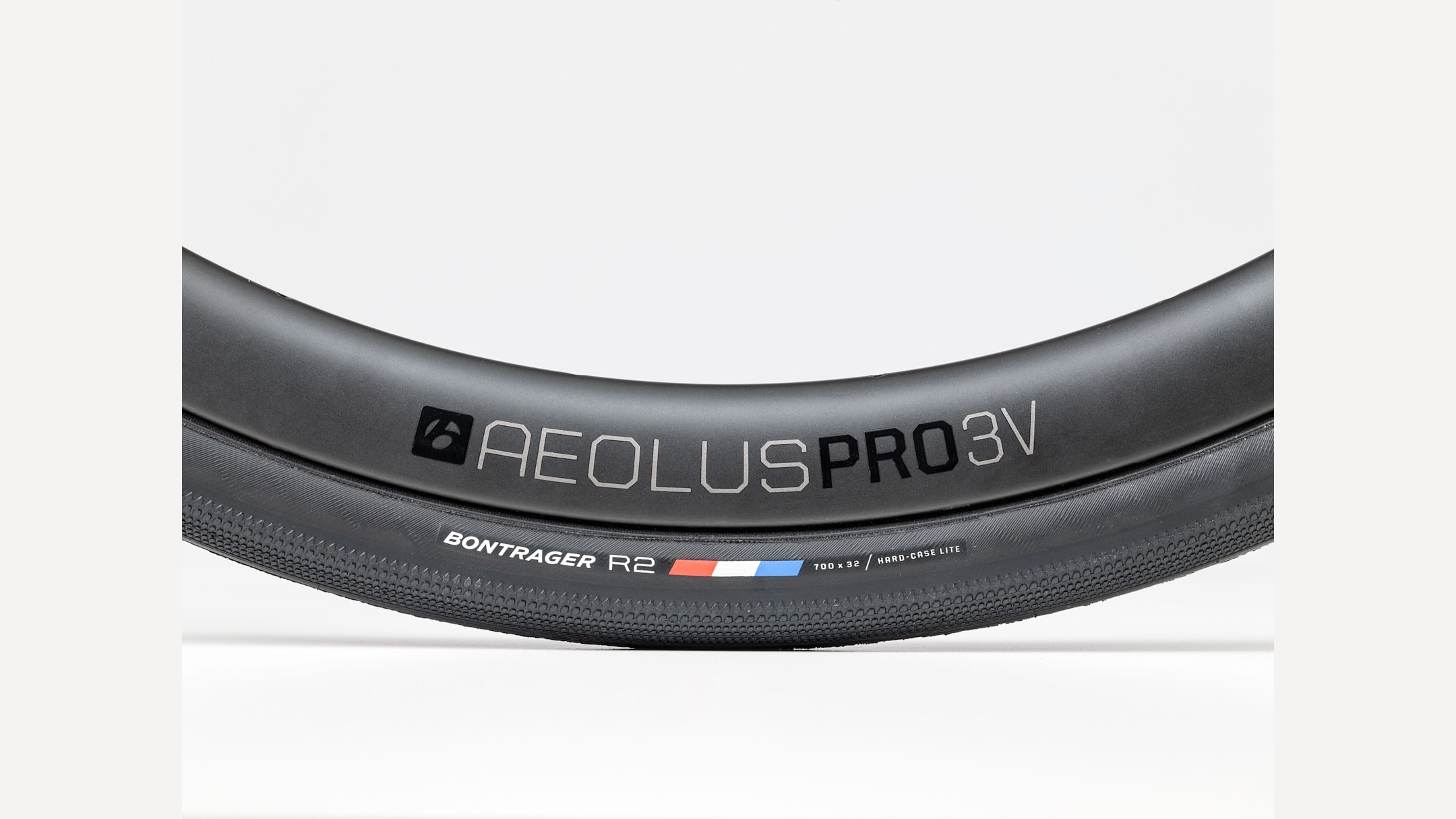 新品未使用BONTRAGER R2 トレーニングロードタイヤ 700x32c Bontrager R2 Hard-Case Lite Road Tire - Trek Bikes