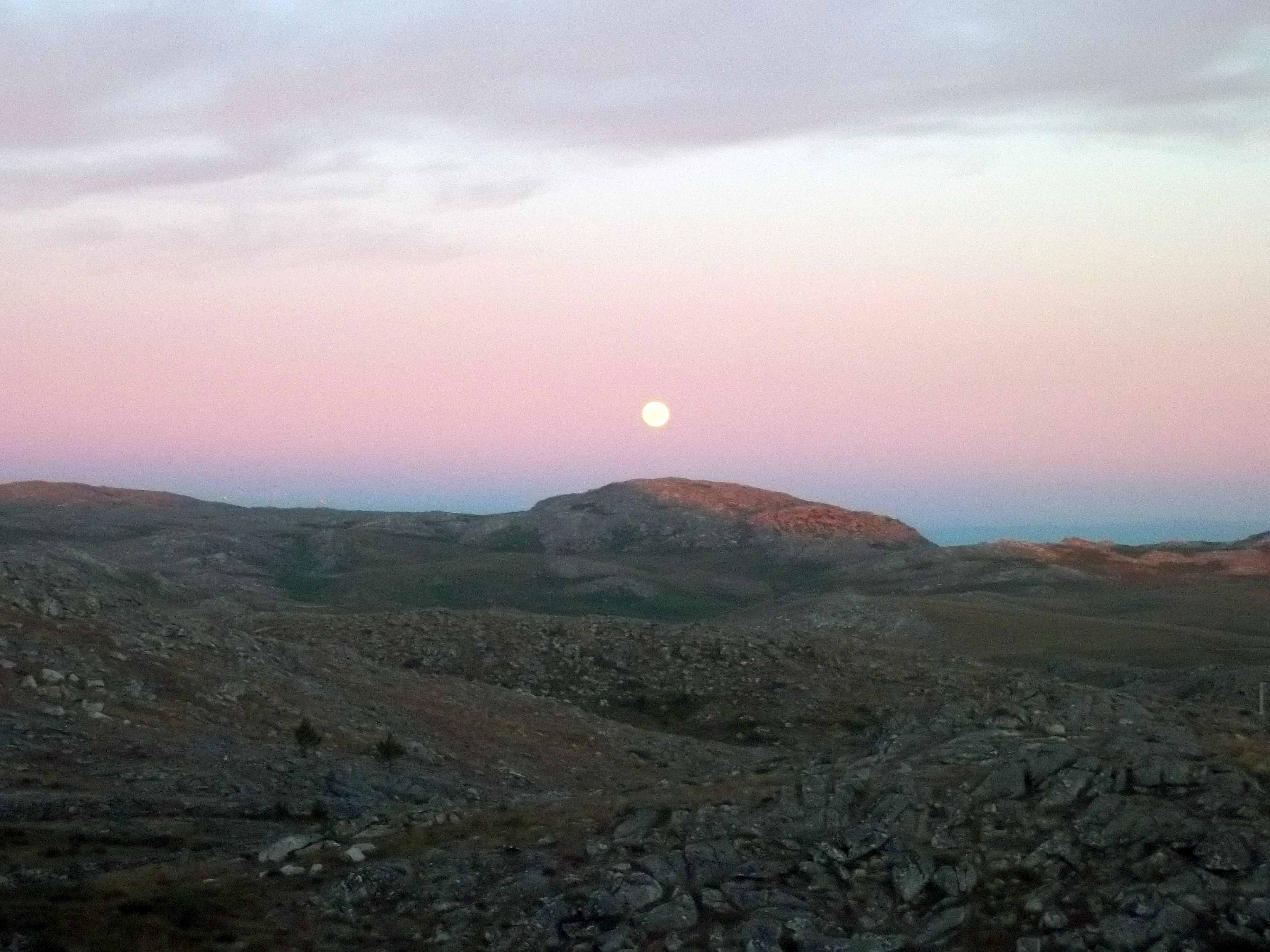 Caminhada ao por do sol e relaxamento ao som de taças Tibetanas Caminhada ao por do sol e relaxamento ao som de taças Tibetanas
