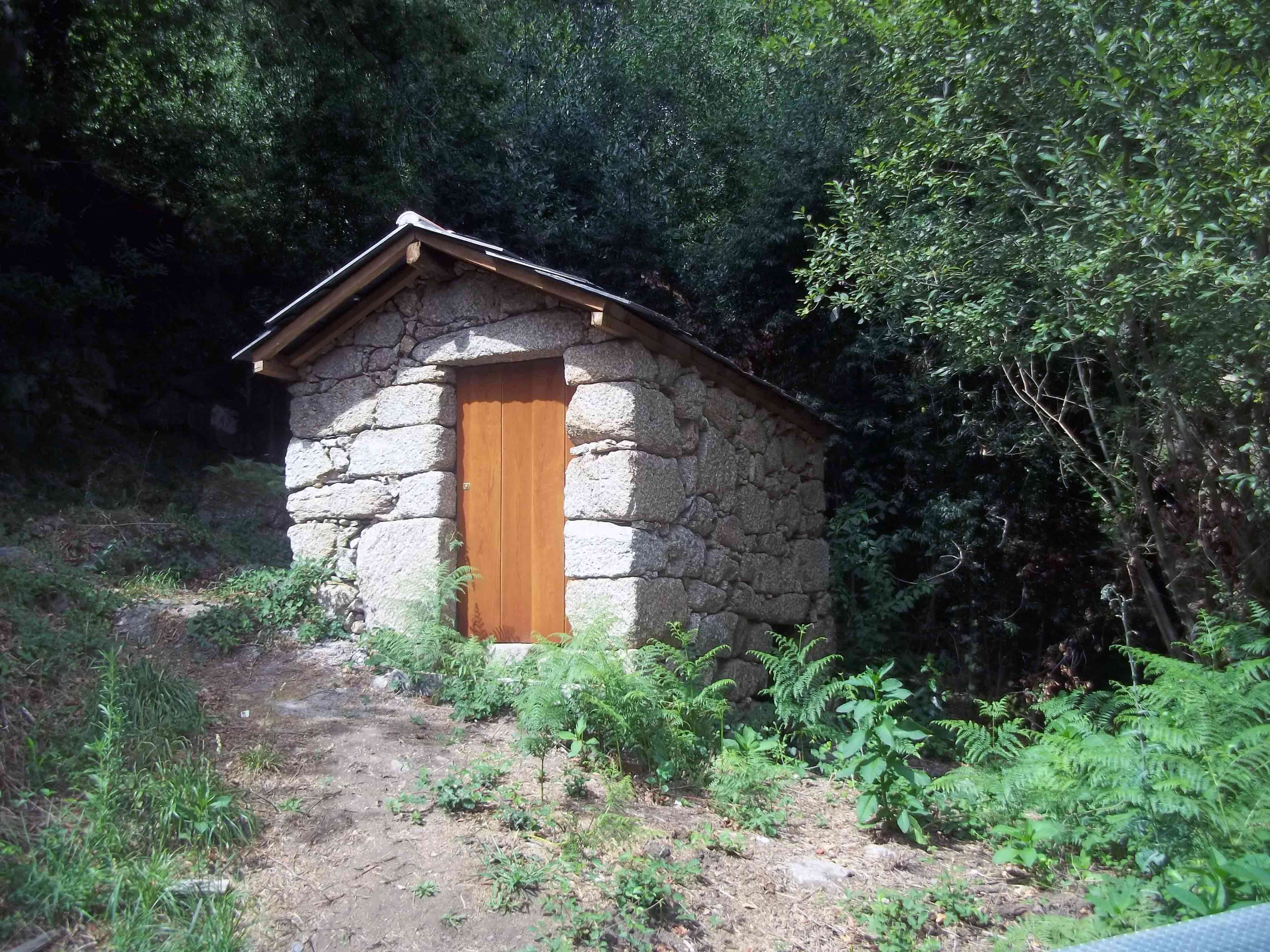 Moinhos de Cabroelo e poço negro pela serra da Boneca Moinhos de Cabroelo e poço negro pela serra da Boneca