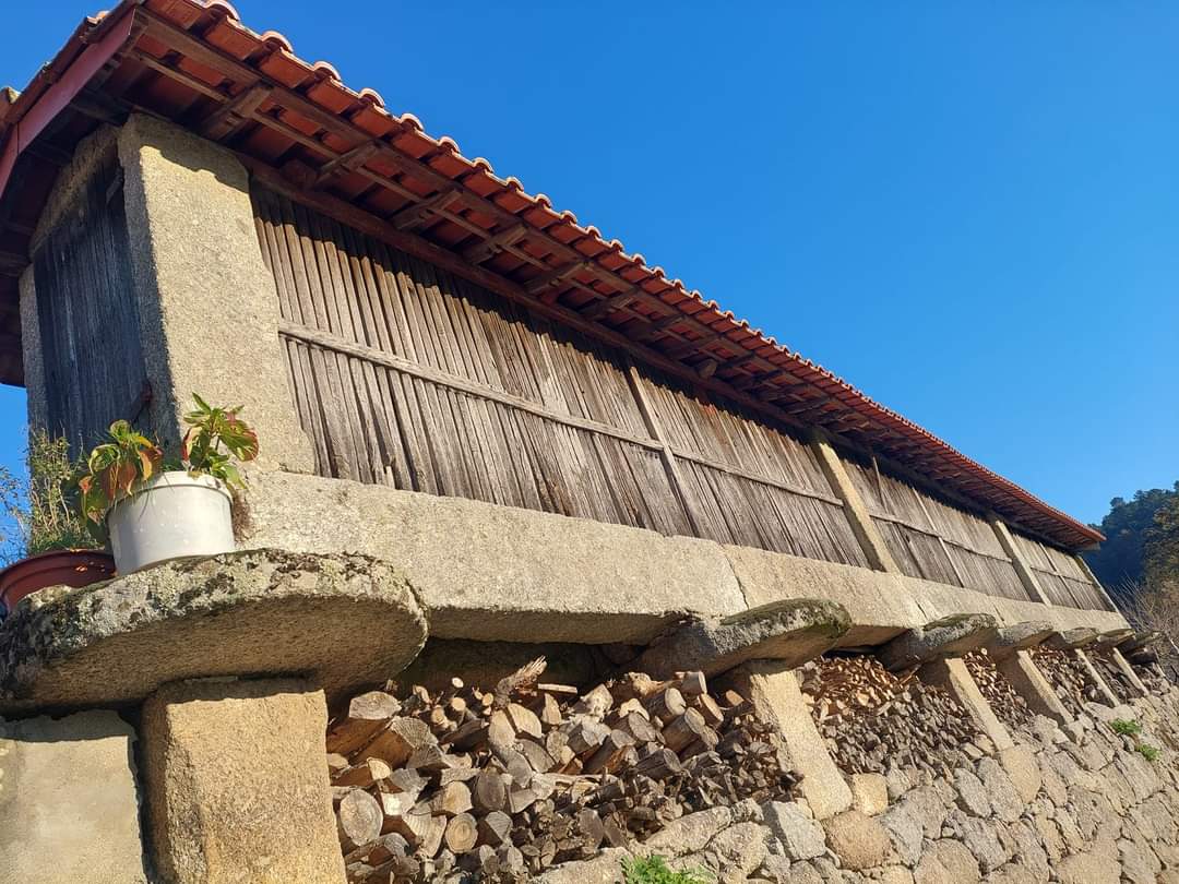 Espigueiros de Várzea Cova, a Quinta Biológica e a Casa do Penedo