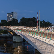 At midspan the structure is higher than at blue, black