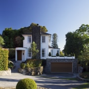 Renovated Omana Lodge by Constable Hurst Architects architecture, building, cottage, estate, facade, home, house, landscape, mansion, neighbourhood, plant, property, real estate, residential area, sky, suburb, tree, villa, teal