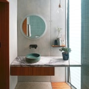 A hand-thrown vanity basin finds an echo in 