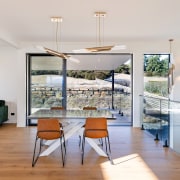 The light-filled dining space. - Golden touch - 