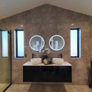 Smart and symmetric – the bathroom achieves a 