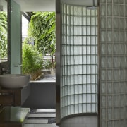 The first floor bathroom. - Welcoming the outdoors 