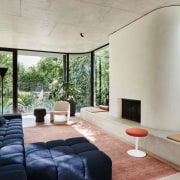 The walls of glazing bring the scenic outdoors 