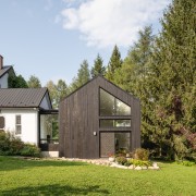 House cladding white and black, roof black and 