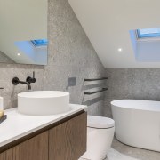 Master ensuite. - Complementary characters - 