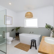 Rattan, jute, wood and green wall elements combine 