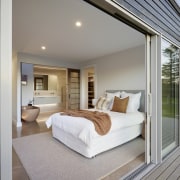 Master suite from the rear deck. - Japanese 