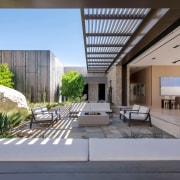 The central courtyard complete with enormous desert boulder.Photography 