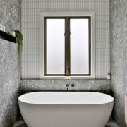 Central placement of the freestanding bath under the 