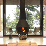 The sculptural wood-burning fireplace maximises comfort while minimising 