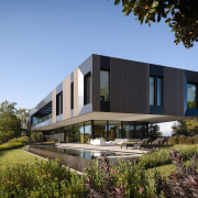 The home is organised around a north-running linear 