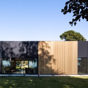 Thanks to shared materiality, the studio/guest house is 