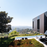 The landscape, pool included, follows the logic of 