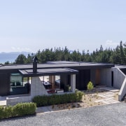 The home's slightly pinched L-shaped form, reflects axial 