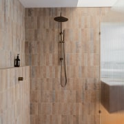 The spacious tile-lined shower zone. - Surface attraction 