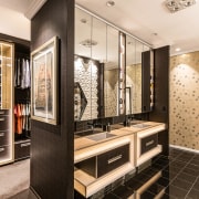 ​​​​​​​Ostrich hide, in vinyl, flanks the side walls black, white