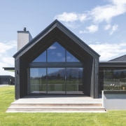 The living pavilion with a wall of glazing 