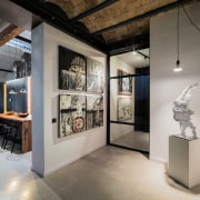 The materials used follow the industrial premise – 