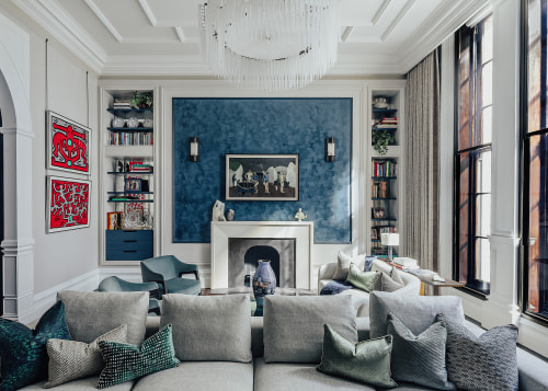 Living room – the designers enlarged the fireplace, 